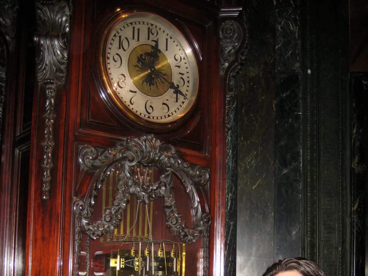 Navigating the Challenges of Emotional Detachment in Romantic Partnerships