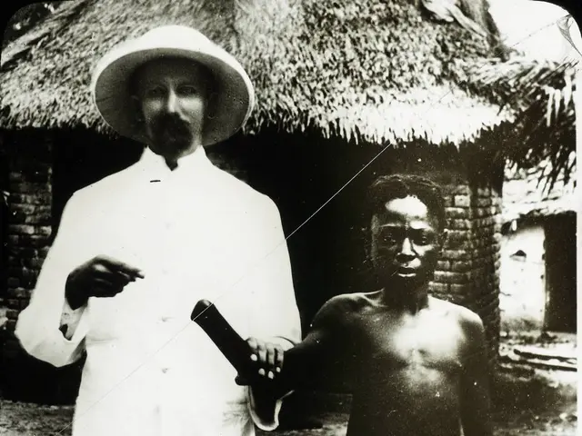 Men typically exhibit stronger recall of painful experiences compared to women.