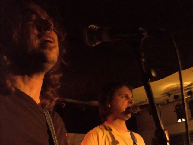 "Heintje Simons expresses worry over his hearing issues"