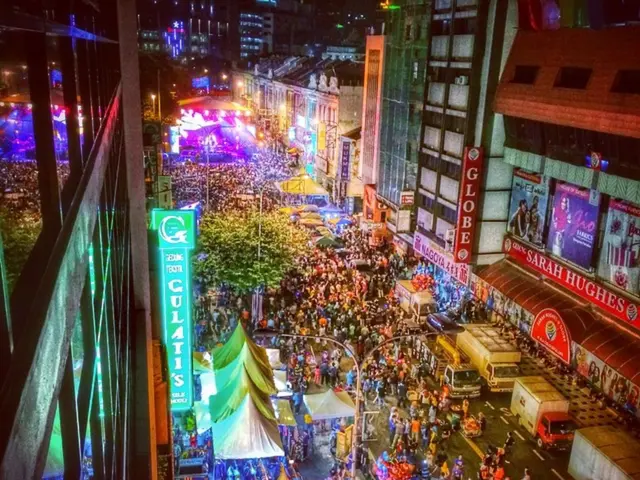 Crowd Holds Breath: High-Wire Act Performed Over Lyubinskiy Avenue, Reaching 15 Meters Height